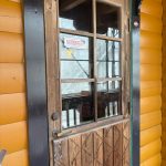 木製玄関ドアをキシラデコールで塗装｜色味を整え、落ち着きある印象に