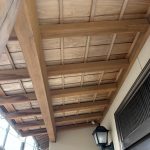 【諫早市】玄関の木部が見違える仕上がりに！庇天井の木部塗装を行いました
