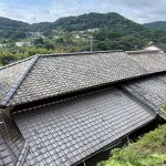 長崎県西海市T様邸｜約70年経過したいぶし瓦の大屋根を塗装！